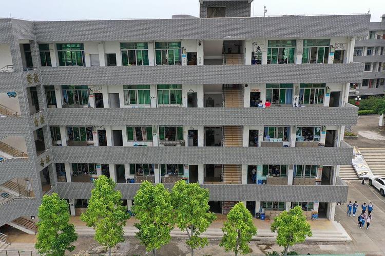 2025年浏阳嗣同高级中学复读班学费多少